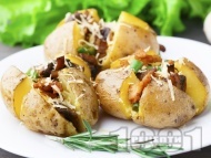 Рецепта Пълнени печени цели картофи с гъби кралска печурка, пресен лук, масло и бекон на фурна